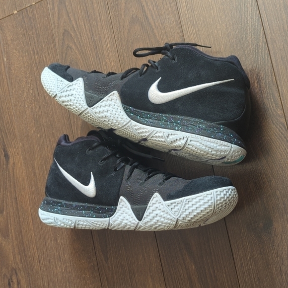 Nike Kyrie 4 NCAA 943806-002 Black Basketball Shoes Sneaker - Picture 8 of 11